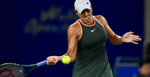 的球场上展 的球场上展